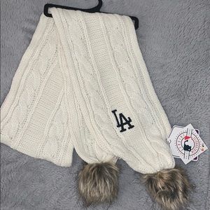 🔥SALE🔥GENUINE MLB FAN FAV SCARF w/cute Pom poms!